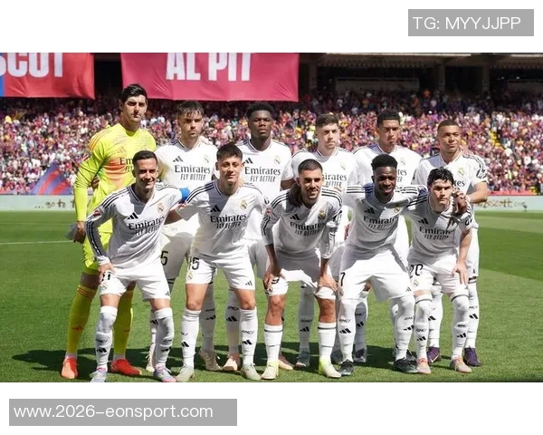 姆巴佩与贝林厄姆共同庆祝荣获FIFPRO最佳阵容奖杯合影留念