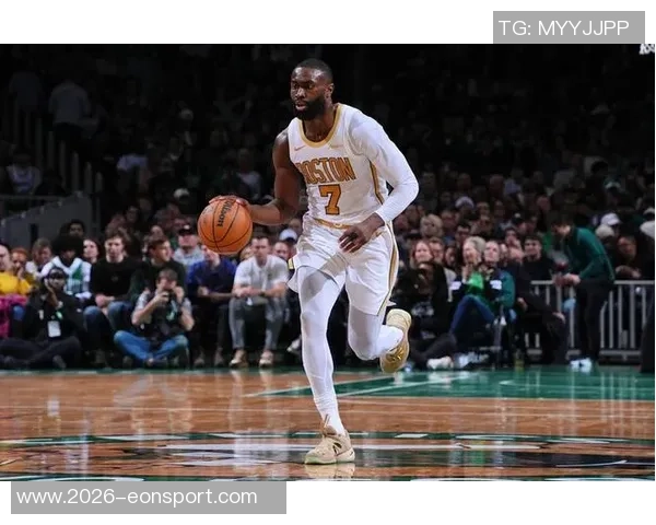 杰伦布朗高效表现20投12中砍下30分13篮板三分球命中率惊人